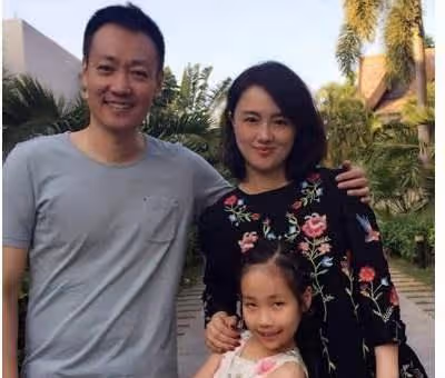 他們戀愛26年無緋聞，台前幕後都是夫妻，如今一家三口和睦幸福