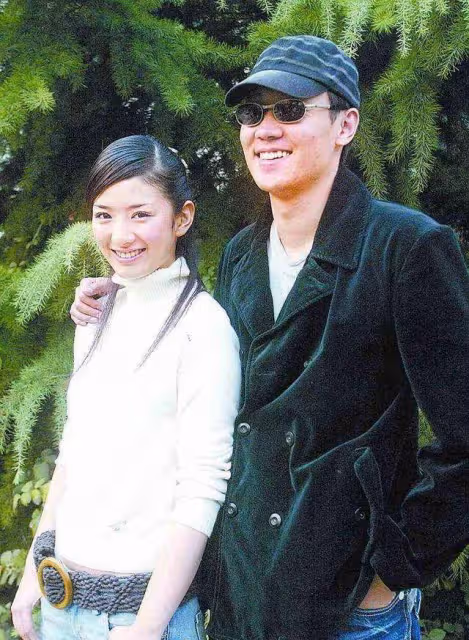 他們戀愛26年無緋聞，台前幕後都是夫妻，如今一家三口和睦幸福