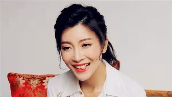 《香蜜》女演員換上現代裝，鎏英英氣，穗禾可愛，最美不是錦覓