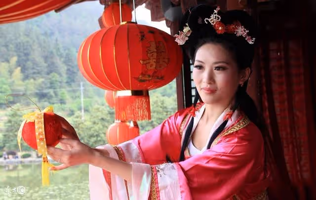 繡球招親砸了「乞丐」，富千金不認還打人，一月後門前大轎接丫鬟
