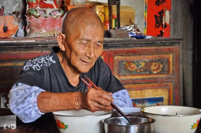 嫌棄老人帶娃髒，把肉直接喂狗，兒子卻是直接撿起來吃了