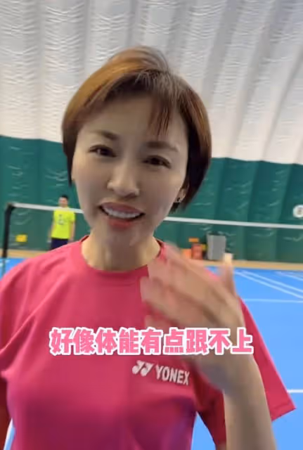 歐陽夏丹自曝身體狀況！穿短裙美腿白皙肌肉緊實，45歲仍未婚未育