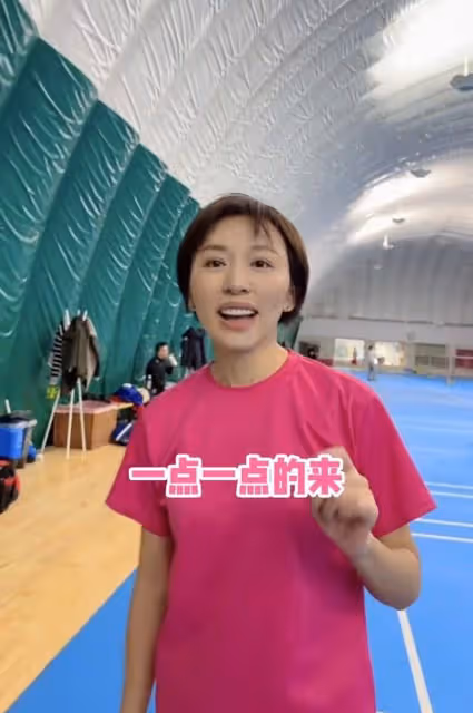 歐陽夏丹自曝身體狀況！穿短裙美腿白皙肌肉緊實，45歲仍未婚未育