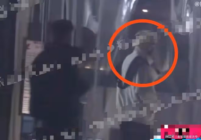 24歲知名男星疑戀情曝光，與女子親密摟肩同返住處，女方顯嬌小
