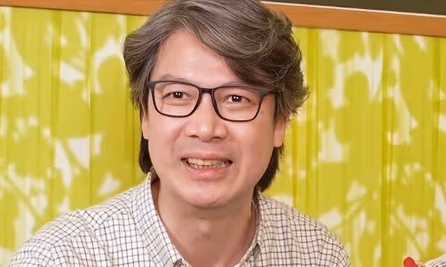 香港知名男星滿頭灰白髮現身！出軌港姐事業盡毀，至今仍是單身