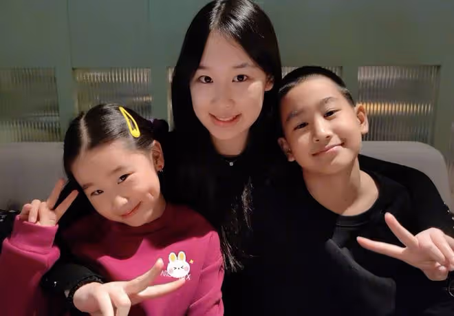 趙文卓送女兒登機出國留學，小玫瑰身高超1米7，父女擁抱不舍告別