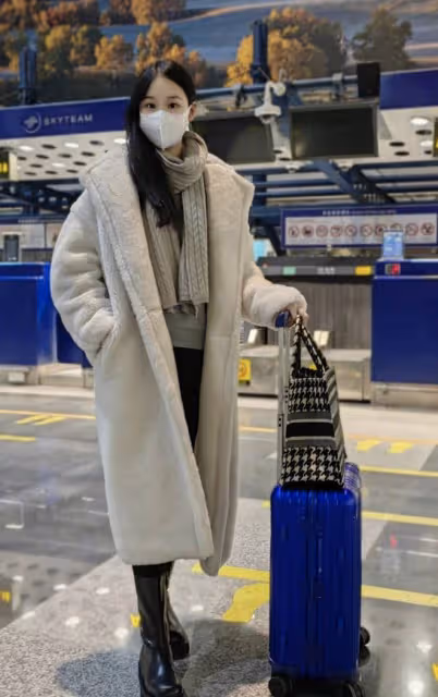 趙文卓送女兒登機出國留學，小玫瑰身高超1米7，父女擁抱不舍告別