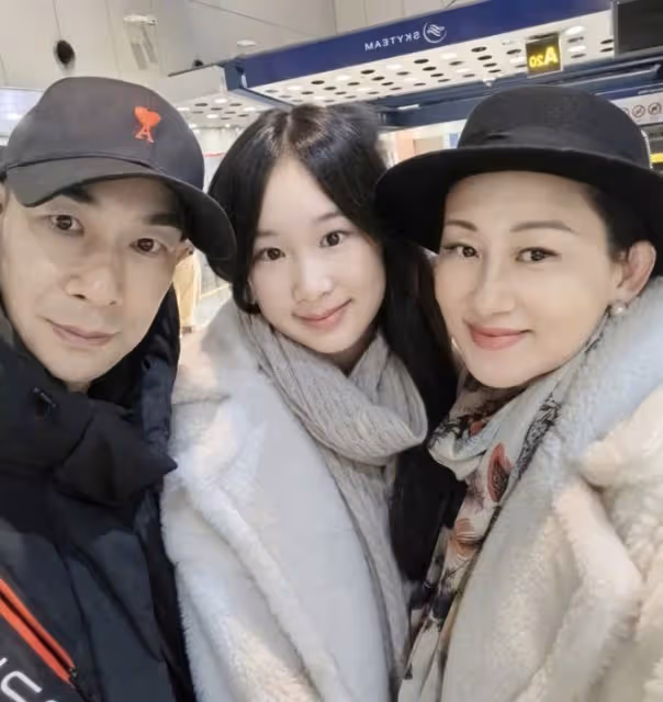 趙文卓送女兒登機出國留學，小玫瑰身高超1米7，父女擁抱不舍告別