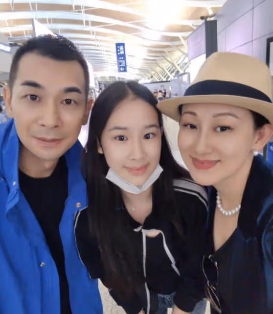 趙文卓送女兒登機出國留學，小玫瑰身高超1米7，父女擁抱不舍告別