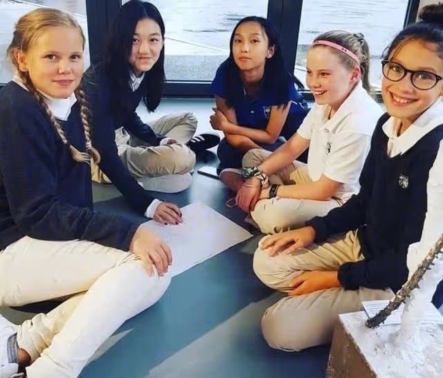 趙文卓送女兒登機出國留學，小玫瑰身高超1米7，父女擁抱不舍告別