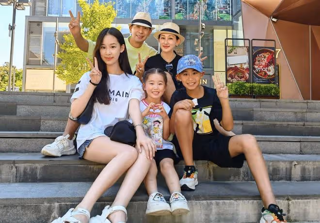 趙文卓送女兒登機出國留學，小玫瑰身高超1米7，父女擁抱不舍告別
