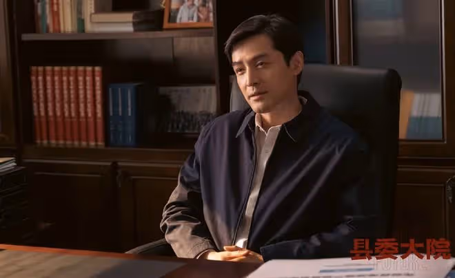 胡歌聚會被拍，送好友們回住處，贈禮物擁抱告別，照顧周到有禮貌