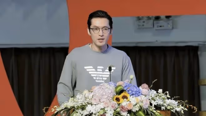 胡歌聚會被拍，送好友們回住處，贈禮物擁抱告別，照顧周到有禮貌