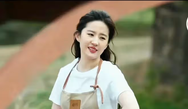 虎背熊腰齙牙那又怎麼樣，劉亦菲敢於打破畸形審美