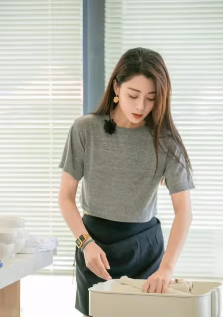 43歲殷桃清新大片曝光!穿牛仔褲配針織衫清新脫俗,越老越美