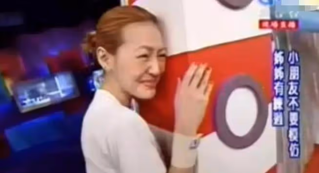 聞周杰倫球鞋,當眾舔女藝人腳趾,小S這些年究竟做過多少荒唐事