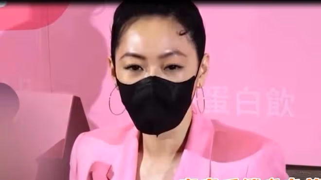 聞周杰倫球鞋,當眾舔女藝人腳趾,小S這些年究竟做過多少荒唐事
