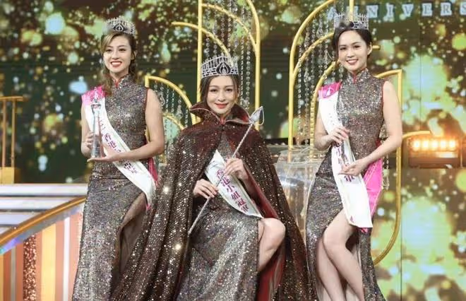 2022TVB萬千星輝頒獎典禮,應屆香港小姐聚首,胡定欣大秀好身材