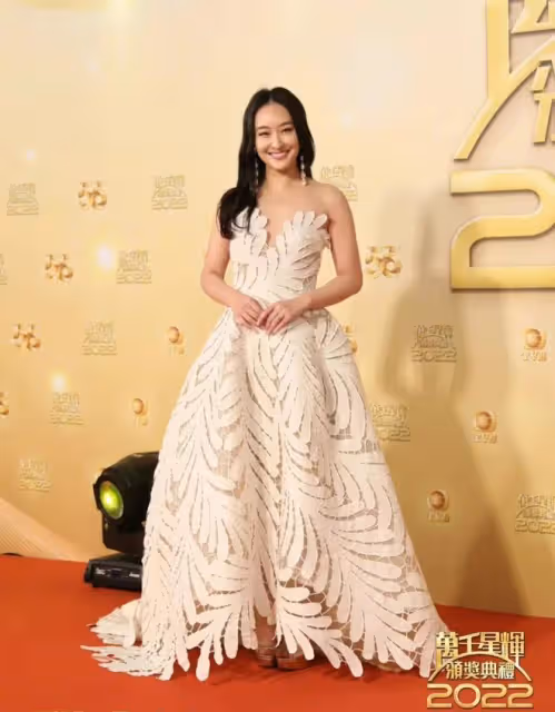 2022TVB萬千星輝頒獎典禮,應屆香港小姐聚首,胡定欣大秀好身材