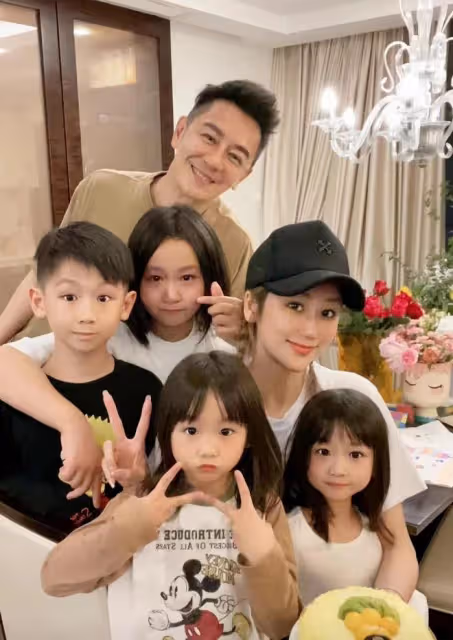 陳浩民:娶小16歲嬌妻,婚後連生四胎,如今一家六口其樂融融