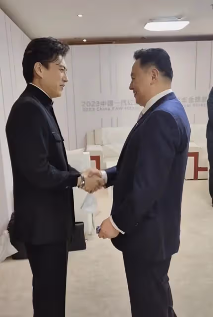 46歲靳東和國企董事長私下會面,模樣拘謹答非所問,握手笑出褶子