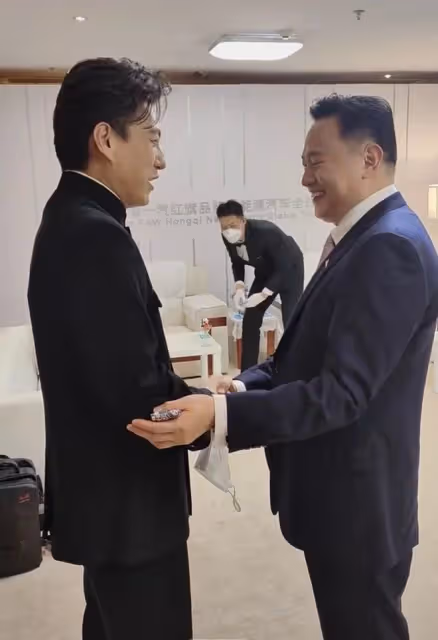46歲靳東和國企董事長私下會面,模樣拘謹答非所問,握手笑出褶子