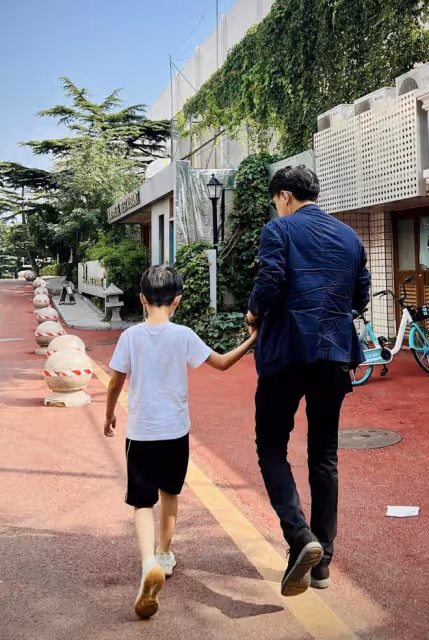 46歲靳東和國企董事長私下會面,模樣拘謹答非所問,握手笑出褶子