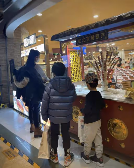 46歲靳東和國企董事長私下會面,模樣拘謹答非所問,握手笑出褶子