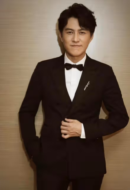 46歲靳東和國企董事長私下會面,模樣拘謹答非所問,握手笑出褶子