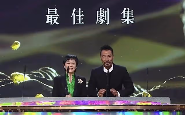 13年後再回TVB!黃日華現身頒獎引尖叫,或是其最後一次亮相熒幕
