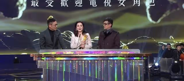 13年後再回TVB!黃日華現身頒獎引尖叫,或是其最後一次亮相熒幕