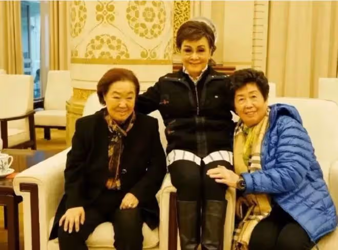 李谷一年紀大了心卻不老,穿金色蕾絲袖連衣裙,身材管理的太好了