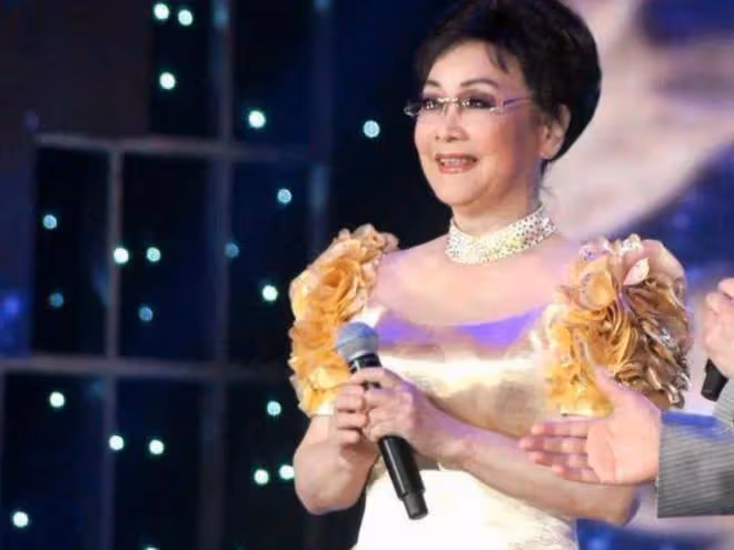 李谷一年紀大了心卻不老,穿金色蕾絲袖連衣裙,身材管理的太好了