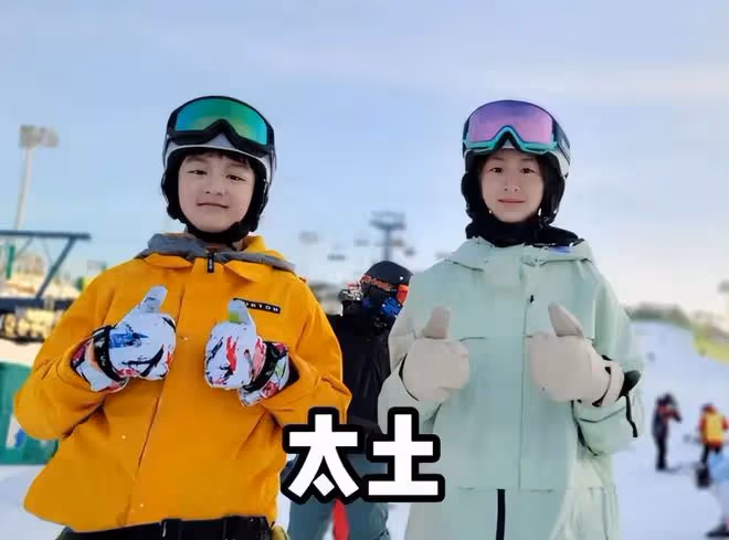 田亮:帶孩子去滑雪,小亮仔和姐姐差不多,一家四口就像複製粘貼
