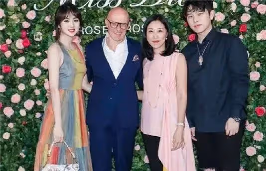 姚安娜和陳凱歌長子陳雨昂同框,兩人都是衣冠楚楚,很有貴族氣質