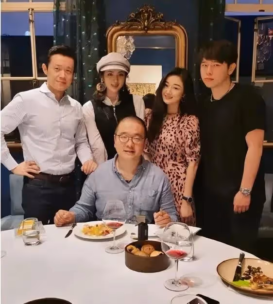 姚安娜和陳凱歌長子陳雨昂同框,兩人都是衣冠楚楚,很有貴族氣質