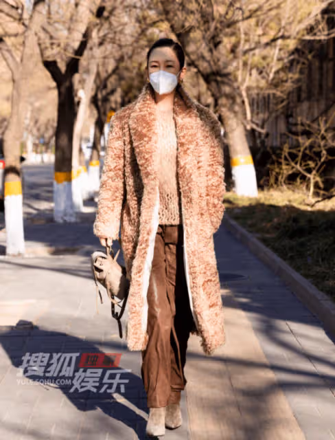 秦海璐現身春晚第三次聯排,穿棕色大衣氣質出塵,步伐優雅精緻