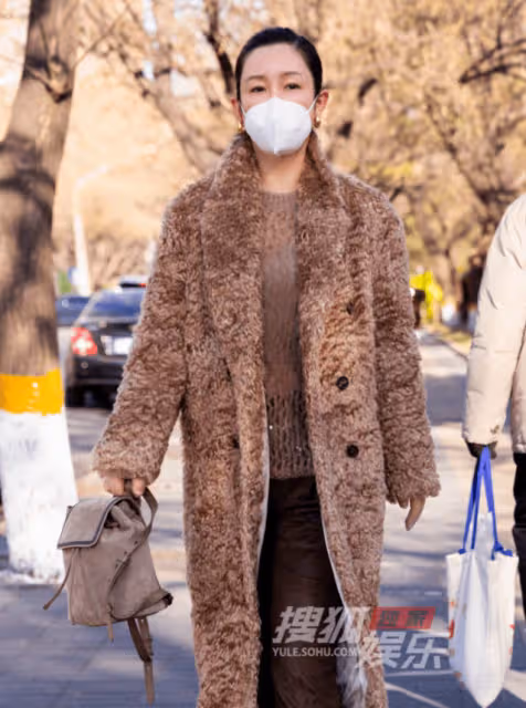 秦海璐現身春晚第三次聯排,穿棕色大衣氣質出塵,步伐優雅精緻