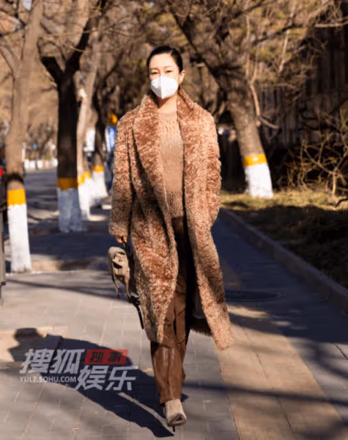 秦海璐現身春晚第三次聯排,穿棕色大衣氣質出塵,步伐優雅精緻