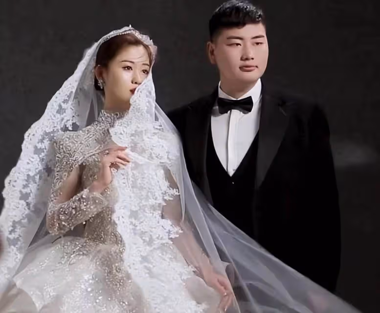 大衣哥兒子二婚現場曝光！豪車直升機引道，花400萬娶媳婦排場大