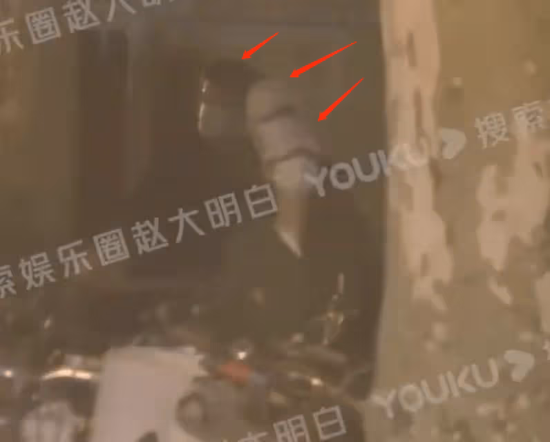 愛豆趙磊疑似戀情曝光!連續三天帶女生聚餐,全程搭肩摟腰秀恩愛