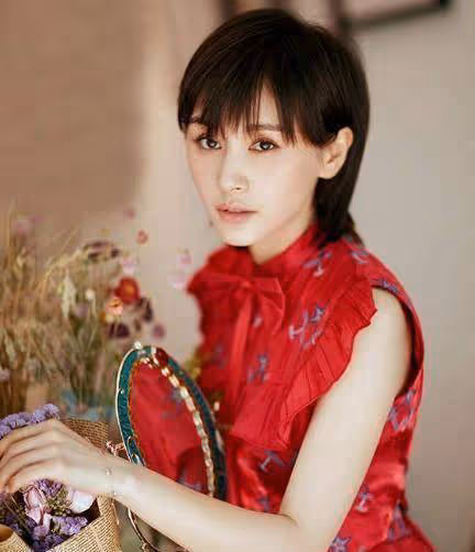 王子文長發披肩光彩動人,不曾想人家兒子都已經4歲了