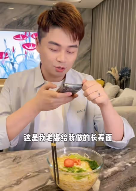 主持人沈濤迎40歲生日,賢惠嬌妻做愛心長壽麵,許願努力生兔寶寶