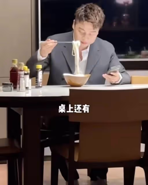 主持人沈濤迎40歲生日,賢惠嬌妻做愛心長壽麵,許願努力生兔寶寶