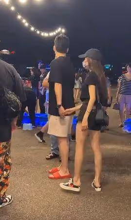 王大陸陪蔡卓宜回大馬!穿拖鞋牽手逛夜市…網瘋猜帶男友見丈母娘