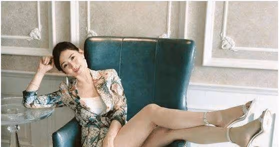 她是公認的「頂級美人」,曾靠三級片出道,如今50歲美到不敢認