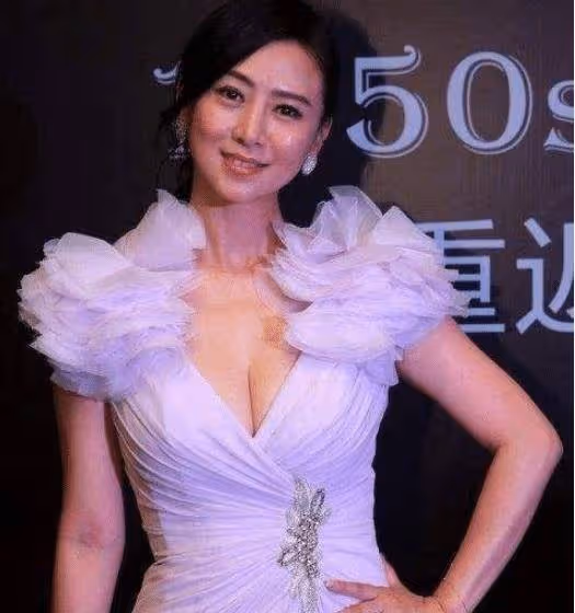 她是公認的「頂級美人」,曾靠三級片出道,如今50歲美到不敢認