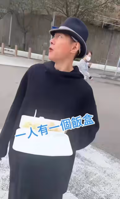 知名男星江華行為引熱議！街上無視路人目光，邊吃飯邊原地狂轉圈