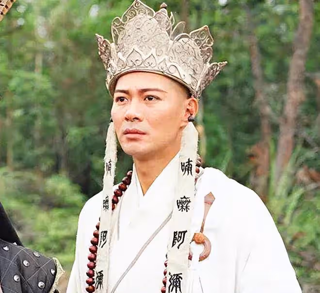 知名男星江華行為引熱議！街上無視路人目光，邊吃飯邊原地狂轉圈