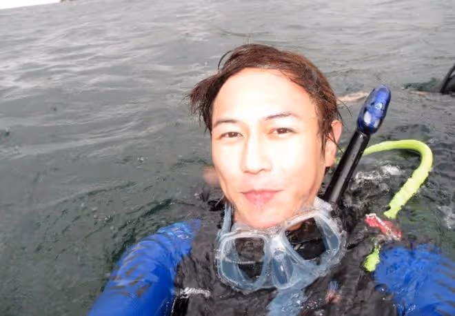 44歲陳鍵鋒近況，出國游遇連環不幸事件，喝到臉紅鬍子拉碴變化大